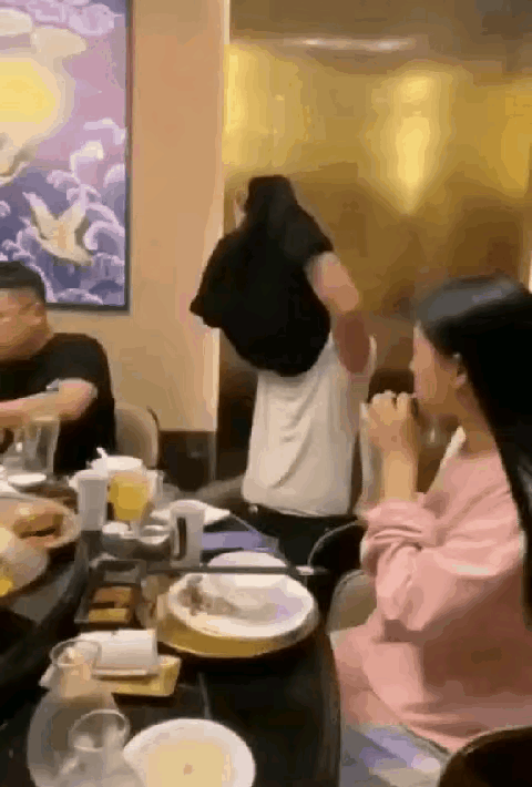 旁边的小姐姐看到了新款的翻盖假发，她是真的笑了。