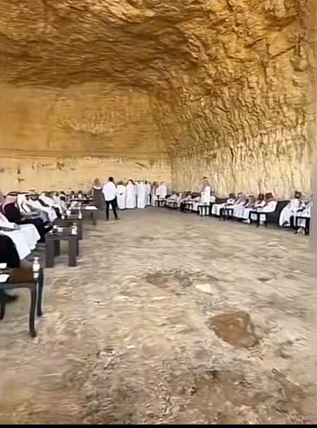 外面打的热火朝天，中东富豪们躲到山洞里，有钱人最怕死，躲避战火还不忘享受，一群土