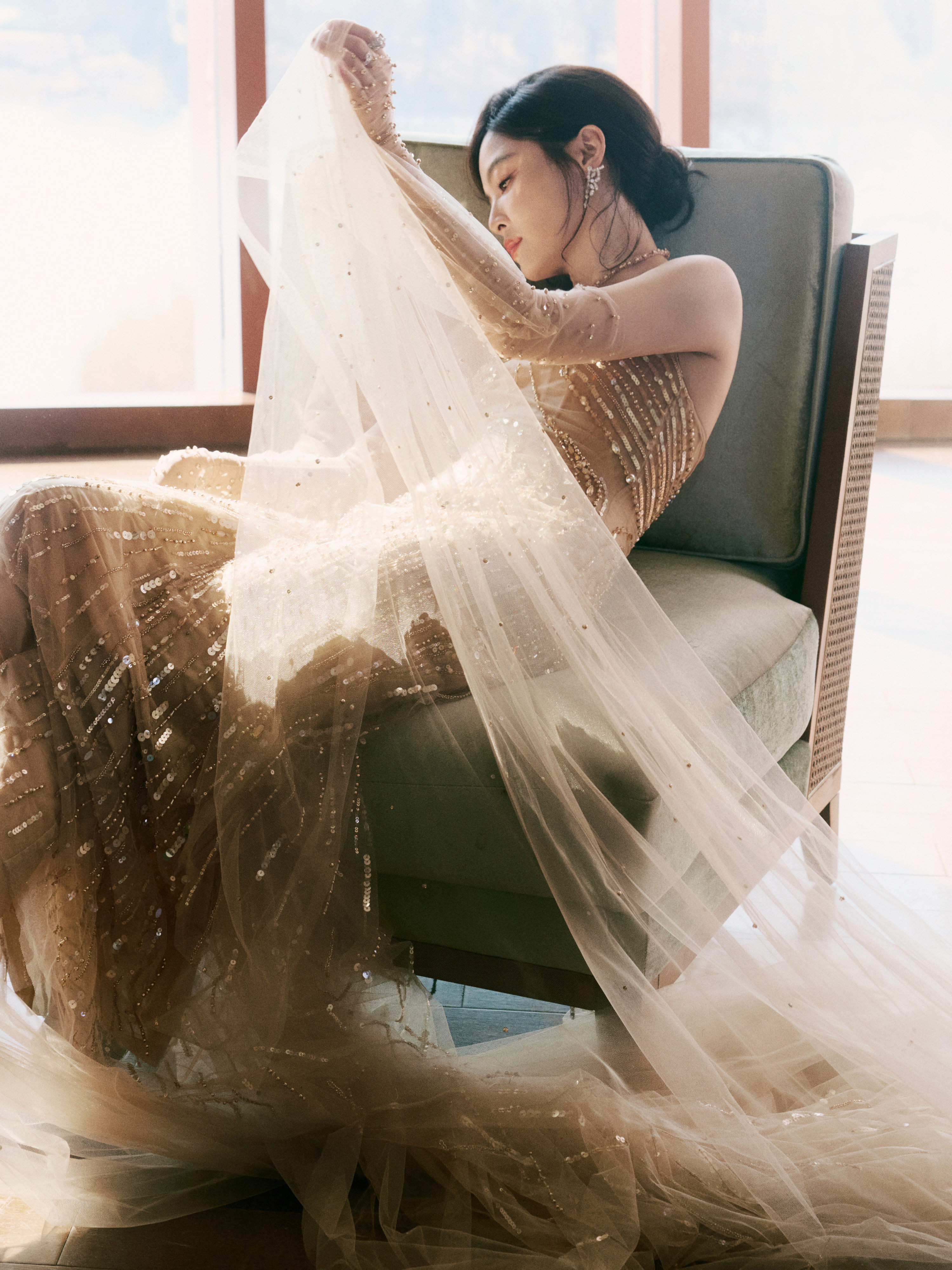 辛芷蕾鎏金碎光落满裙身，笑眼弯成月牙，连风都在为这场温柔的闪耀驻足。