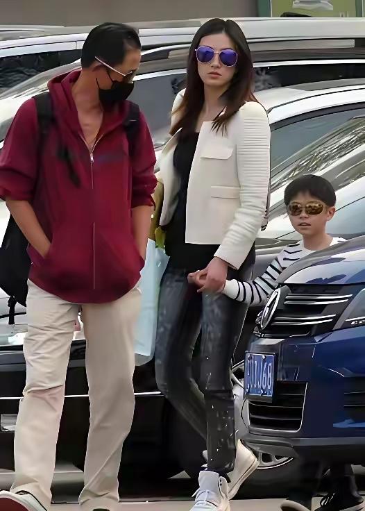 王志文一家三口罕见同框旧照，王志文与妻子陈坚红，有一个帅气的儿子。陈坚红，早