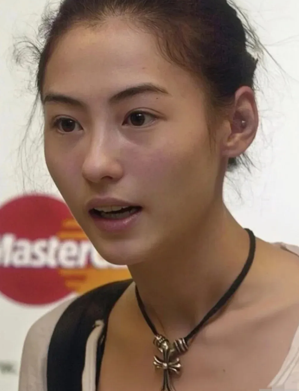 张柏芝素颜泪沟很明显，但依然挡不住她的颜值