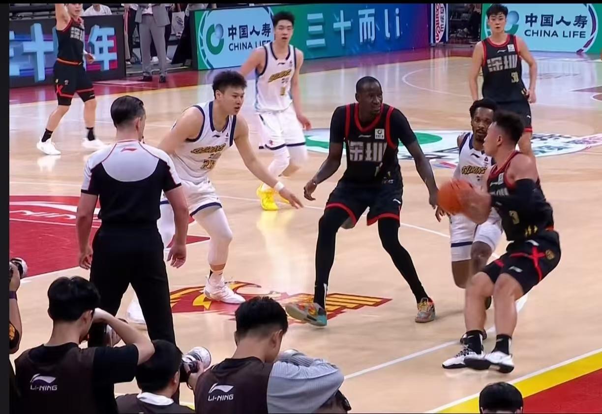 广厦男篮80-91爆冷输深圳！广厦这轮系列赛，彻底把贺希宁的问题给验证的明明白白
