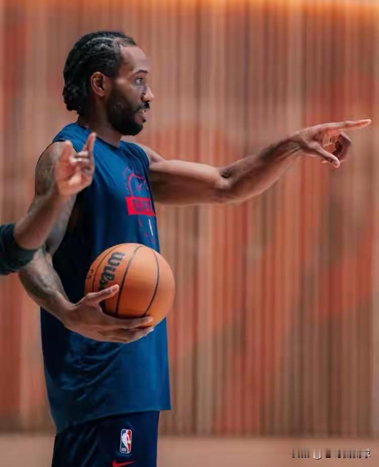 前NBA球员费尔顿真是太敢说了！最近费尔顿在参加的一个节目中聊到了快船当家球星伦