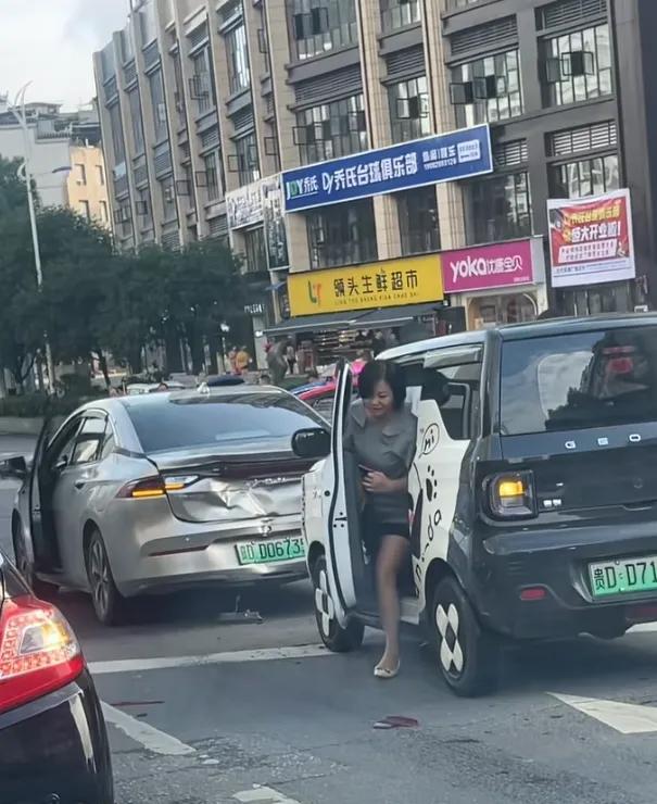 前面那个大哥笑的嘴都合不拢了！[捂脸哭]