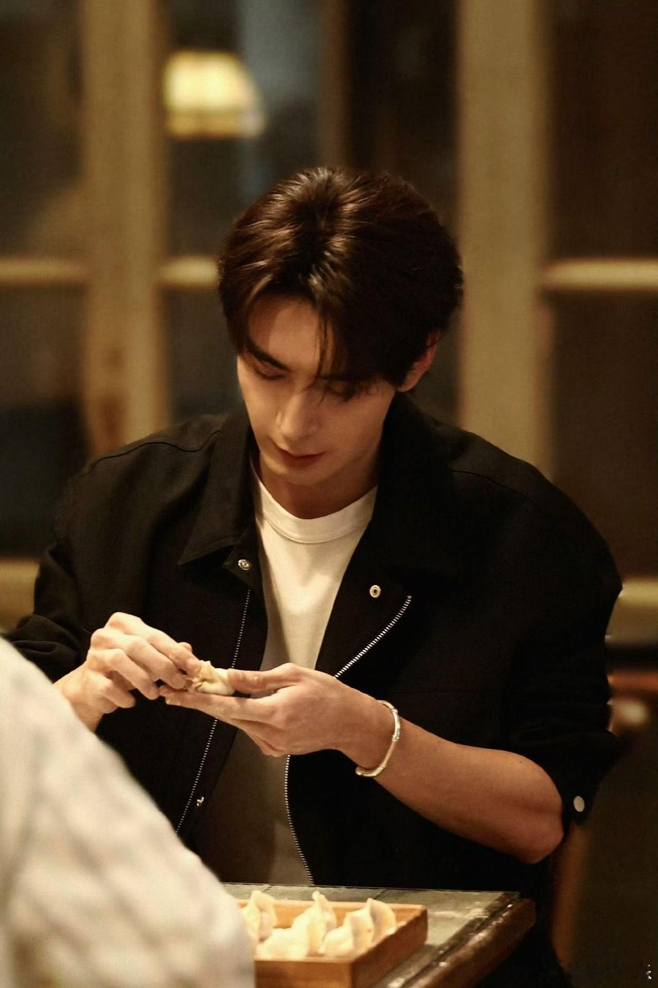 导演肯定也知道陈星旭的手好看陈星旭这双手简直是仙品！指节修长还骨节分明，手背上