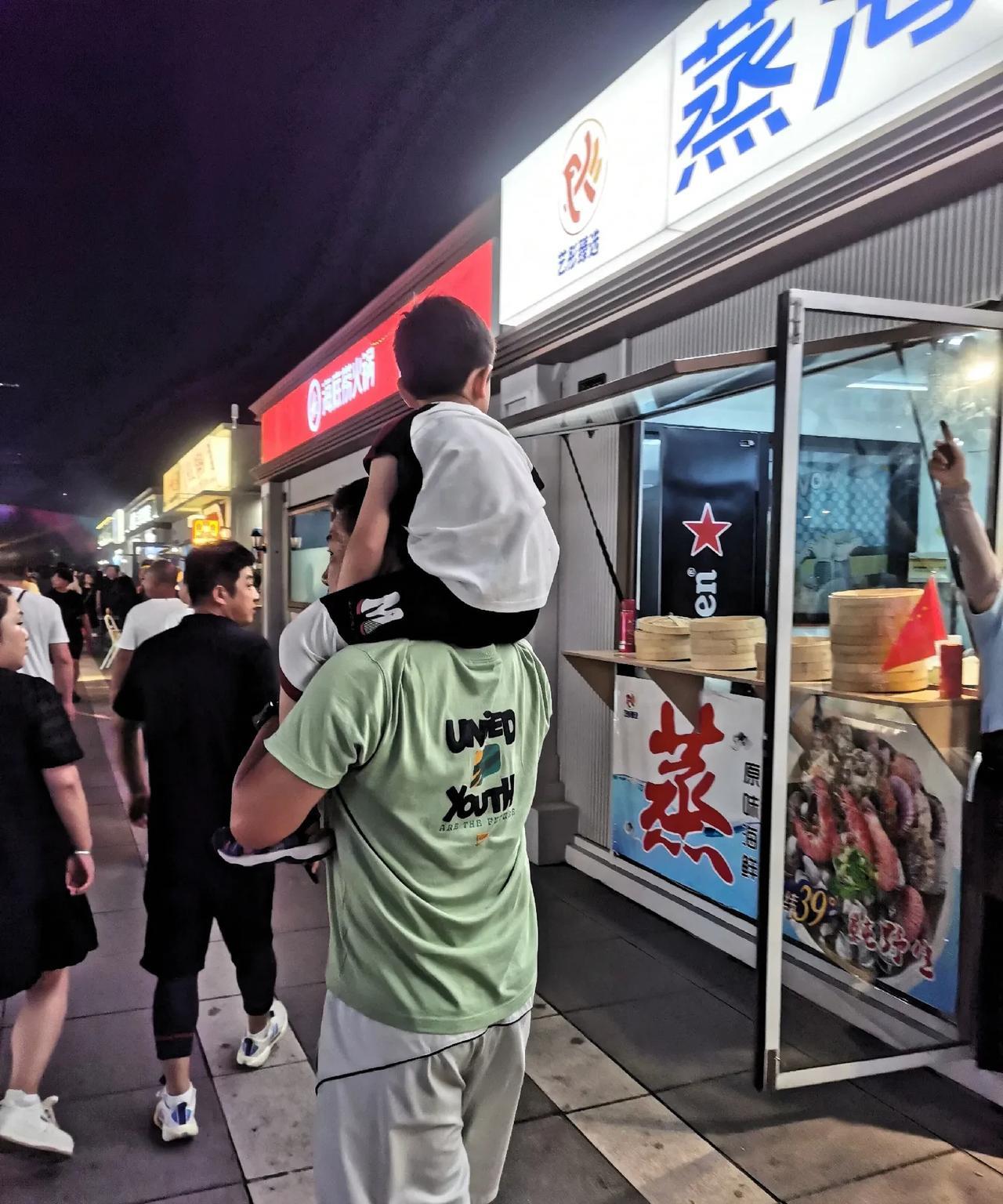 憋住，千万憋住……大连东港商务区的厕所有些少吧？小孩子要大便，爸爸一再安慰他