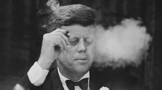 肯尼迪在1962年签署命名，对古巴所有商品进行禁运。在签署命令前一天，肯尼迪紧急