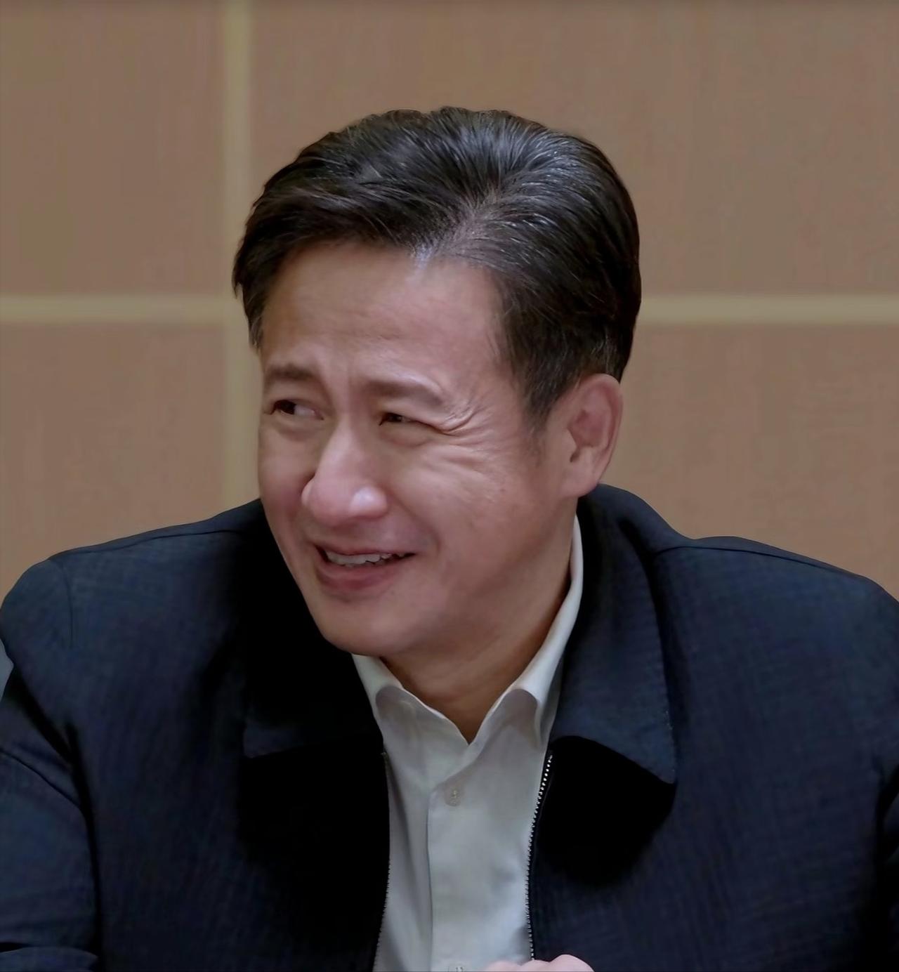 演员张国强说：片酬谈崩那晚于震摔门走了，导演康洪雷盯着空荡荡的排练厅，抄起手机就