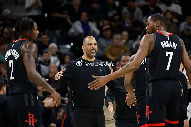 乌度卡算是最自负的教练了吧，芬尼-史密斯是他一手签下的球员，死活要签下的球员，但