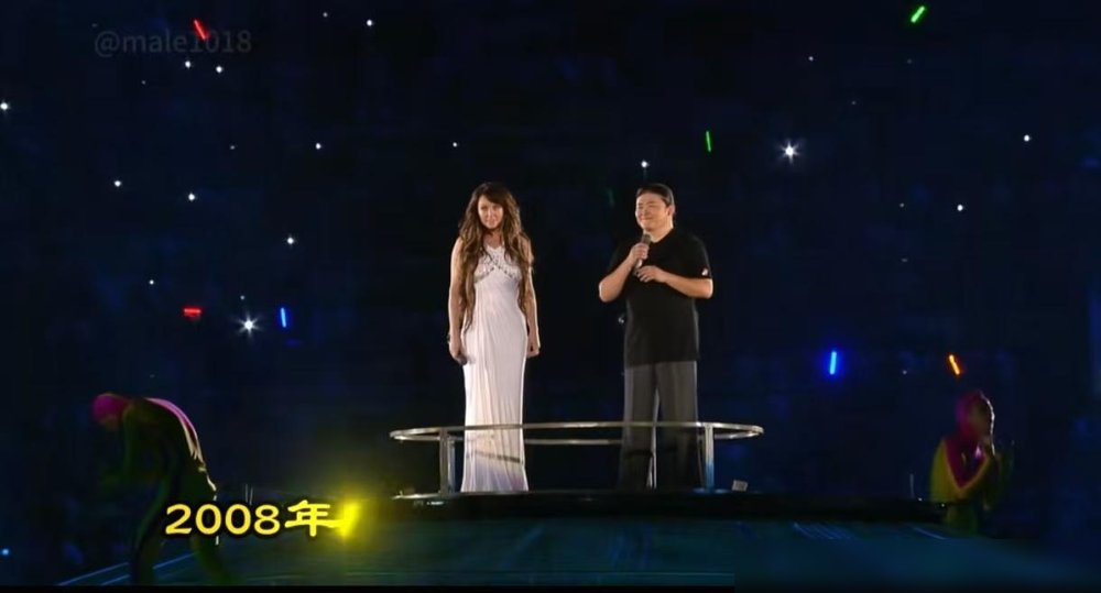 现在回头来看刘欢在2008年北京奥运会上的着装是一大败笔，因为那是一个世界上独一无二的大场合，刘欢却
