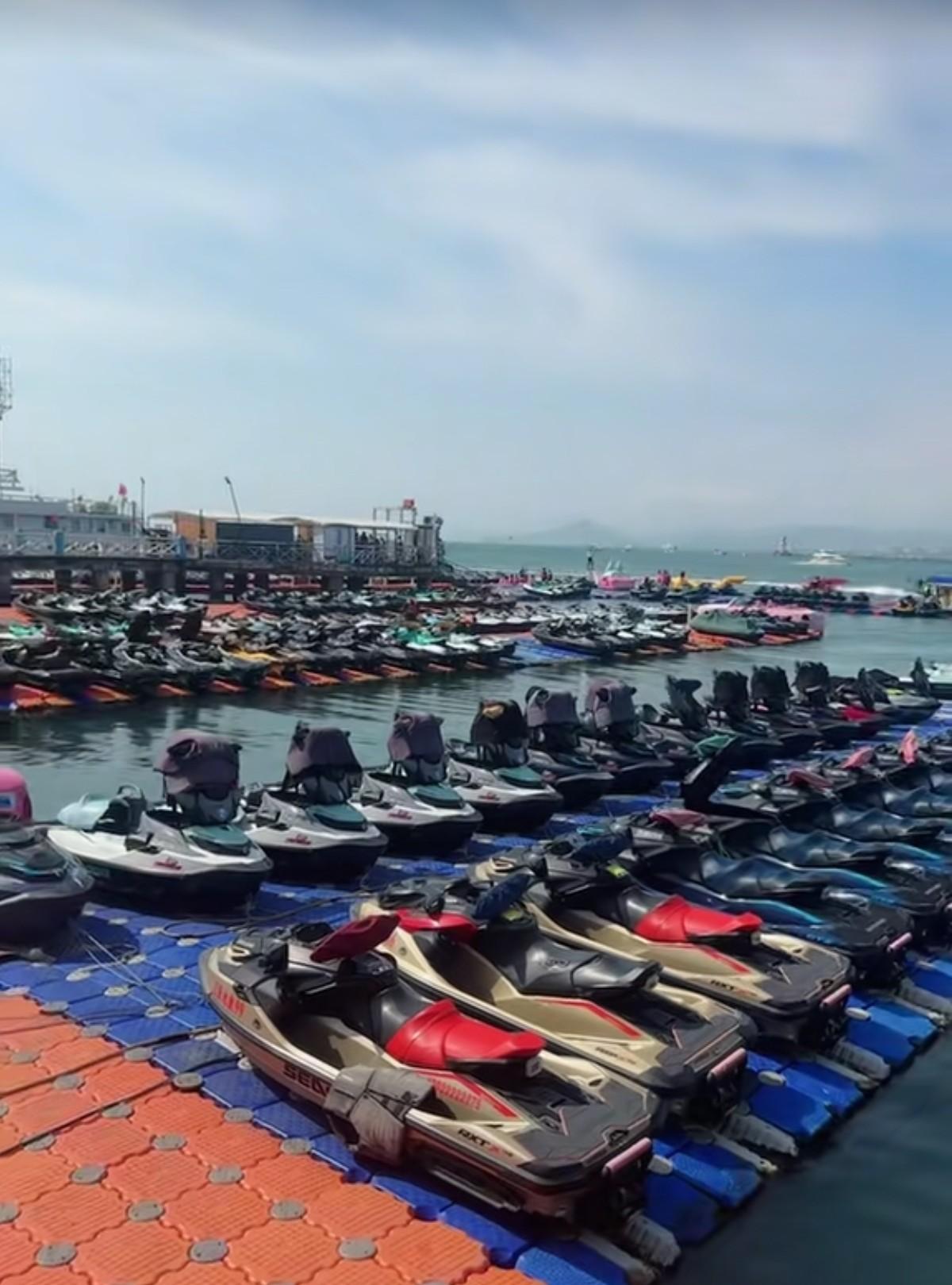 三亚禁止自驾摩托艇了，想玩儿就得教练跟着，一带一，或是游客自己有摩托艇运动驾照。