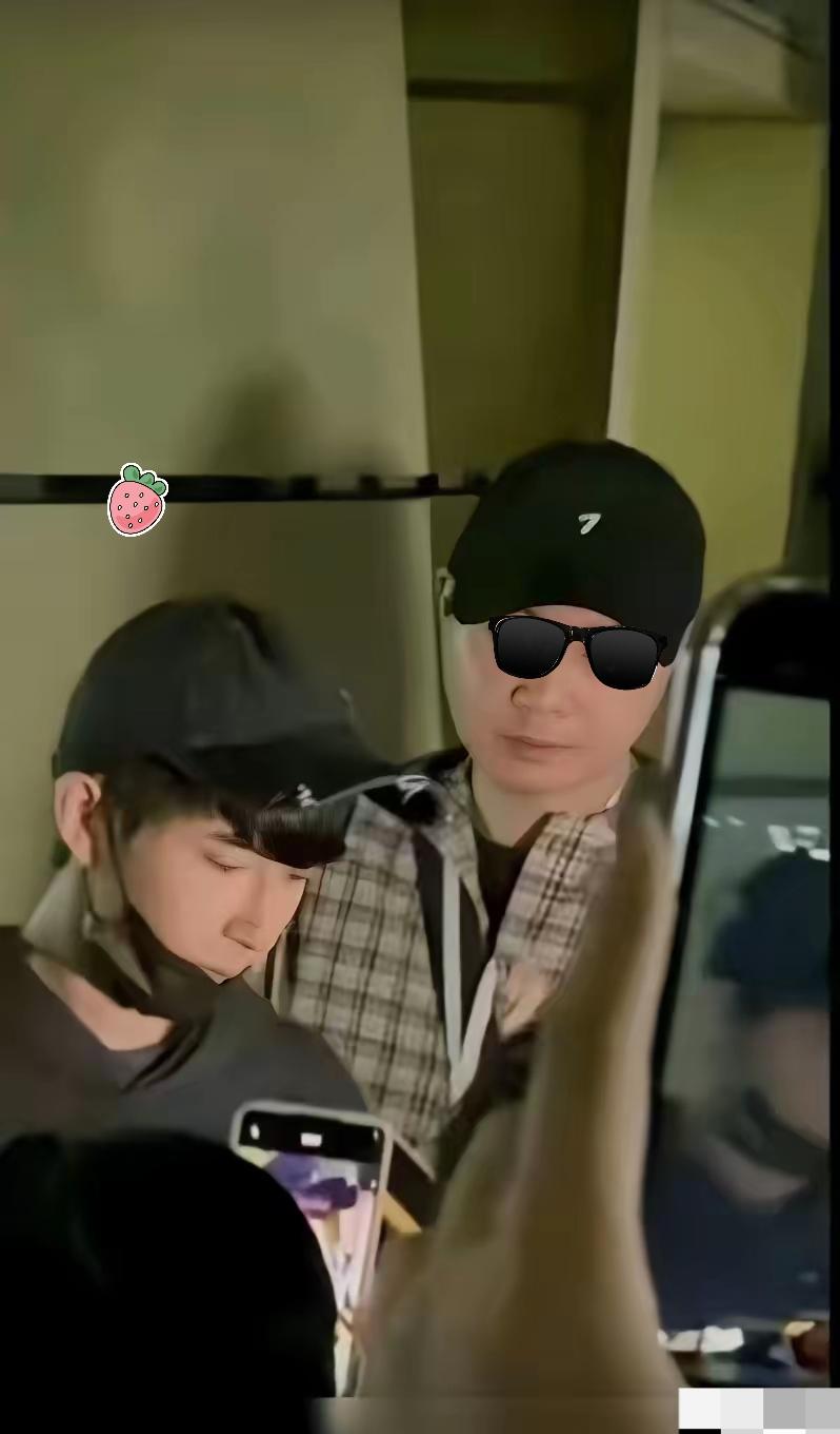 见过这么窒息的经纪人吗？小于刚才还对着粉丝笑眼弯弯签名字，经纪人抬手轻轻碰了他胳