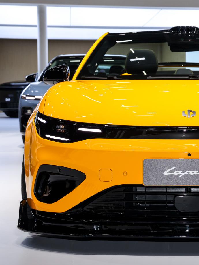 广州国际车展，零跑的神秘彩蛋，零跑Lafa5改装版本到了车展，这谁看了不迷糊啊，