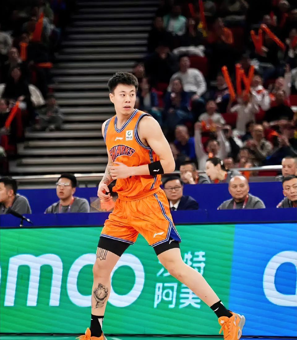 有一说一，今日李弘权和张镇麟根本不在一个级别！李弘权：今晚出战35分钟，全