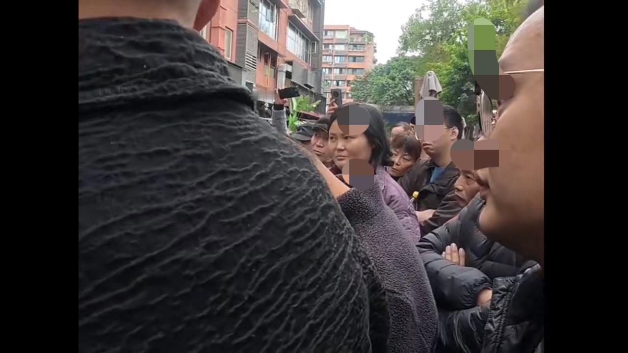 马库斯玩菜了，被一帮业主，自律委员会围住，在质问马库斯为什么要网暴成都？为什么要