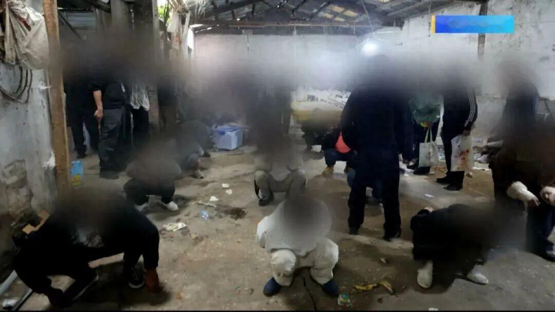凌晨5点，昆明一废弃仓库内84人被抓。天还没亮，空中的无人机正亮着红光，对蜷缩在