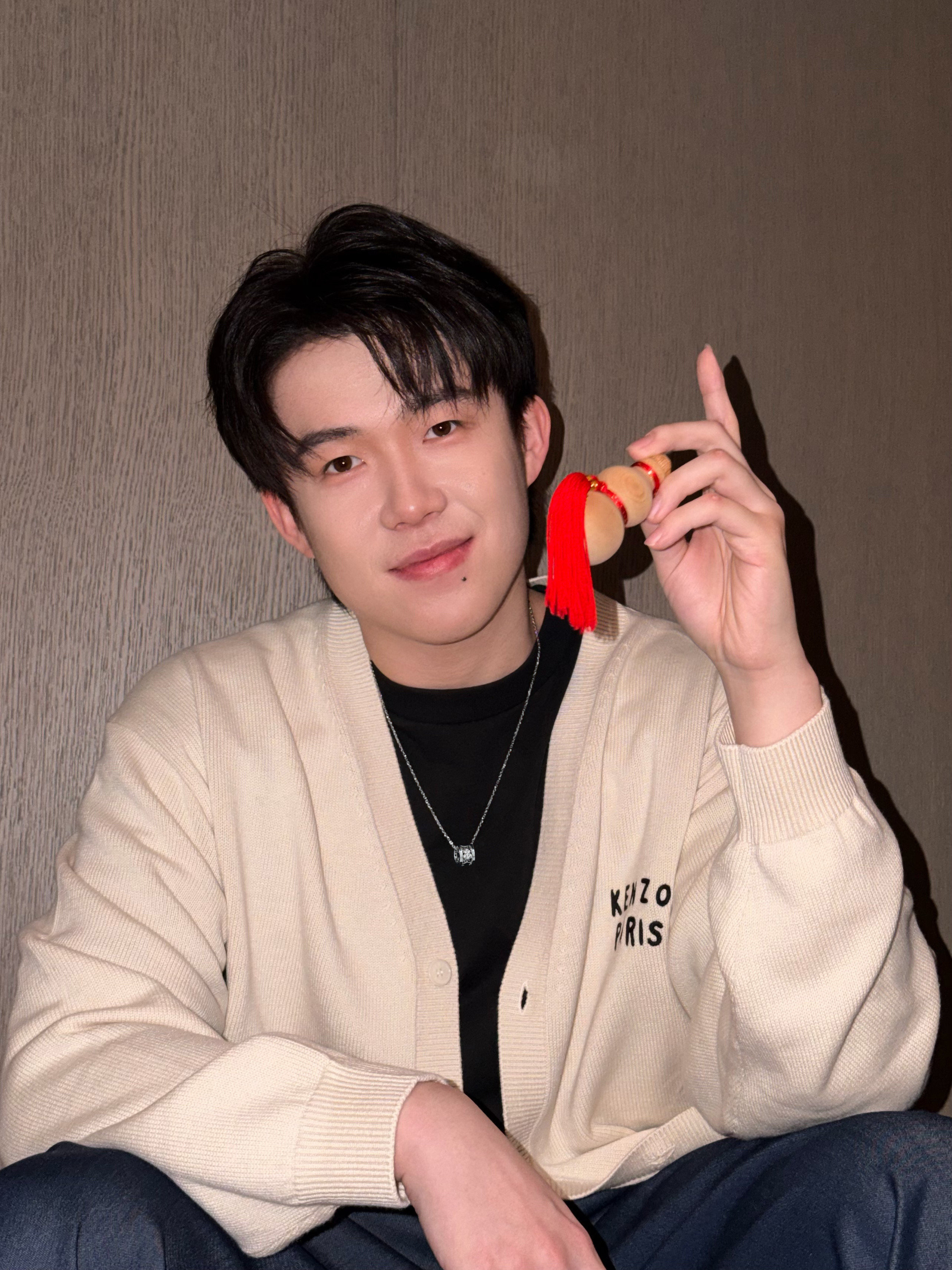 继开年晋升全球代言人、出镜品牌新年广告之后，王楚钦全新大片再次演绎Qeelin麒