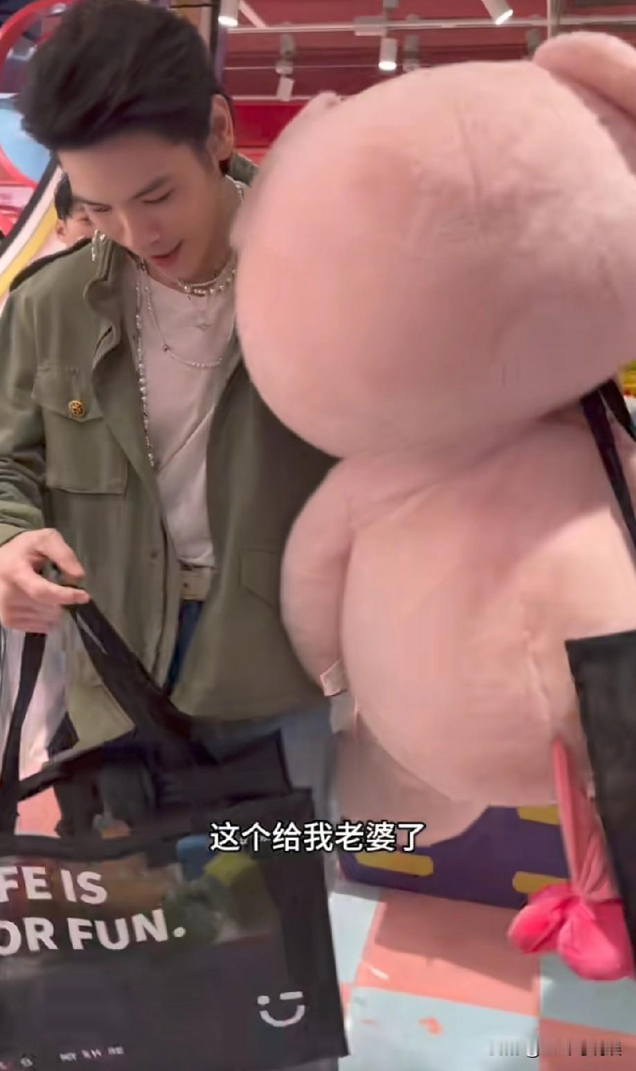 向佐在店里给老婆孩子买礼物，被不少网友认出来，面对要合影的路人网友，他一点架子没