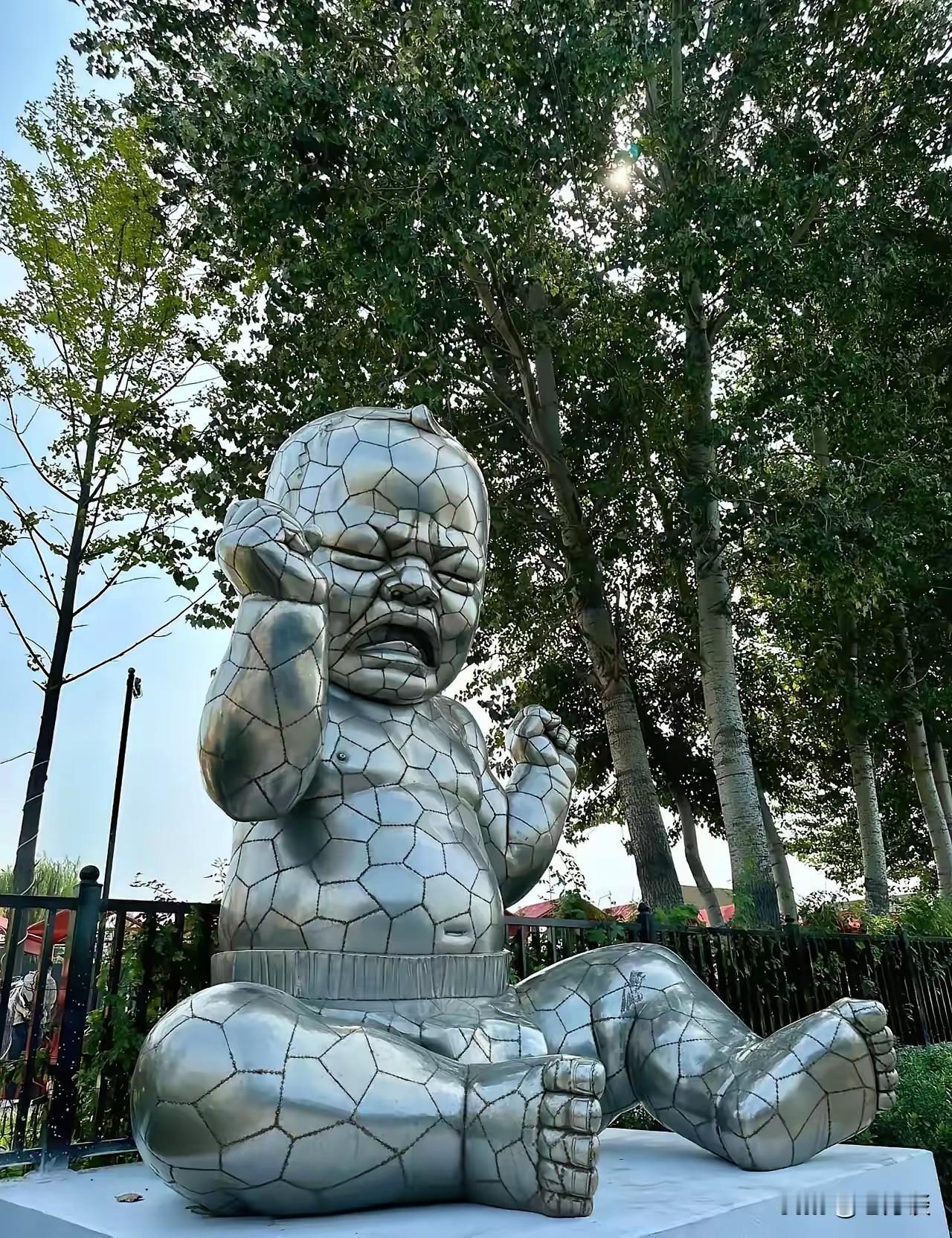 越来越搞不懂了，在大多数人看来如此丑不拉叽的雕塑居然被作为作品出现在大家的眼前！