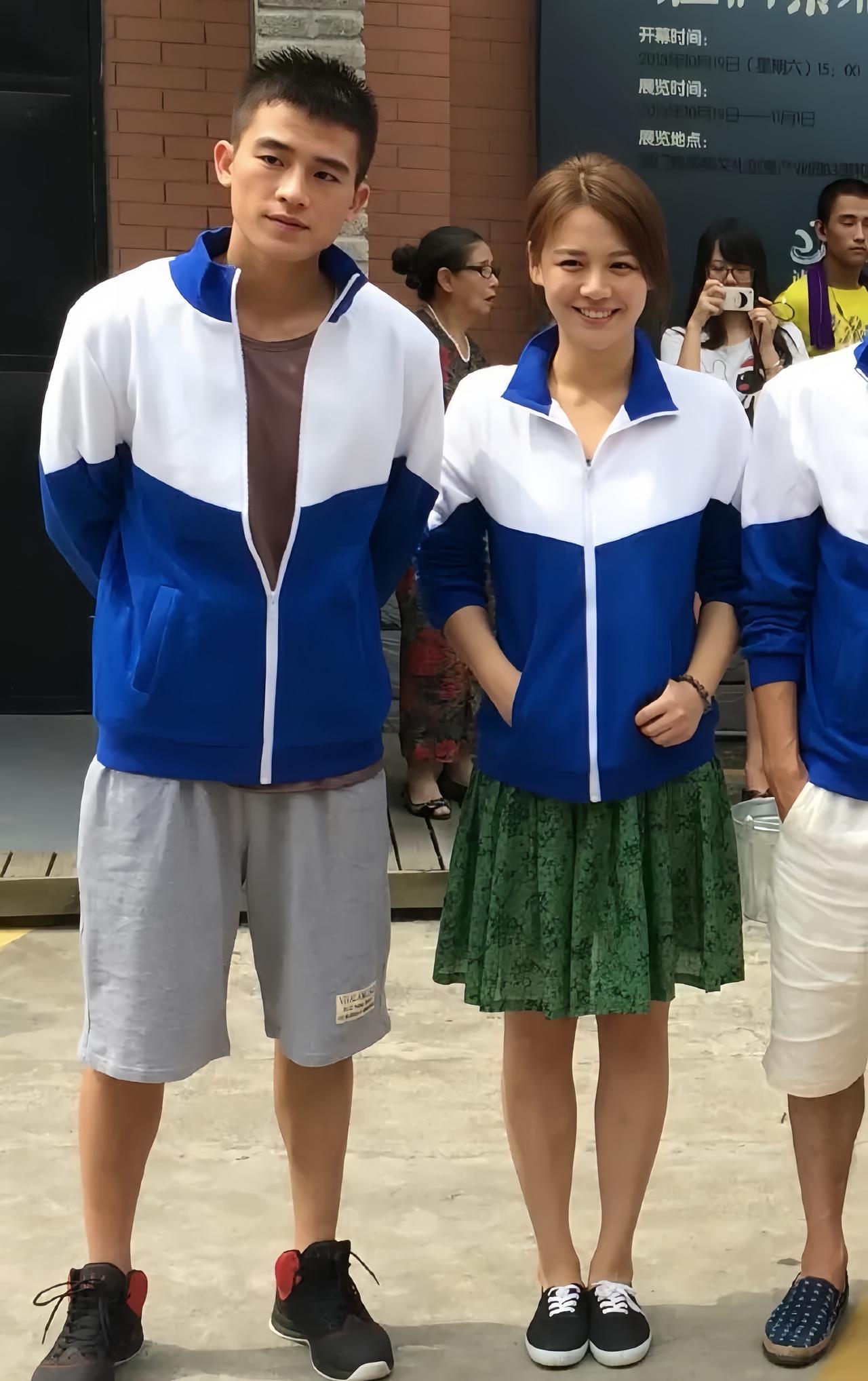 欧豪与马思纯古早大合影，两人站在一起的画面，可以看出当时的马思纯特别的开心。