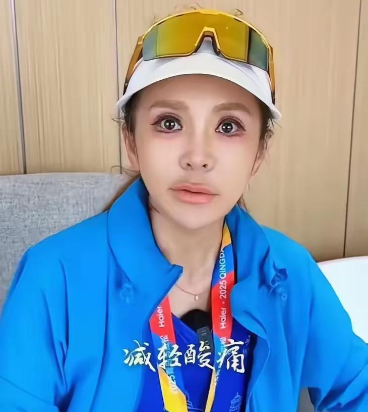 没想到53岁的朱迅也画起了网红妆容，下眼线、卧蚕、嘟嘟唇，确实显得年轻不少。就是