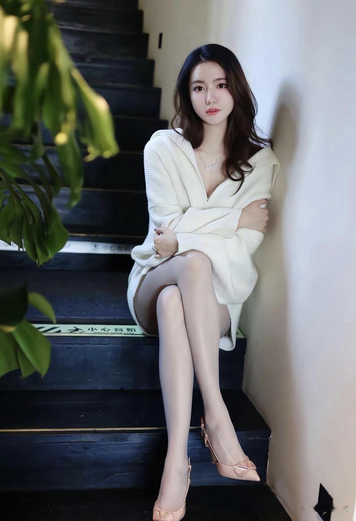 美图欣赏，看图写诗《阶上柔光》白衫松挽覆阶凉，素袜轻笼细履香。斜倚