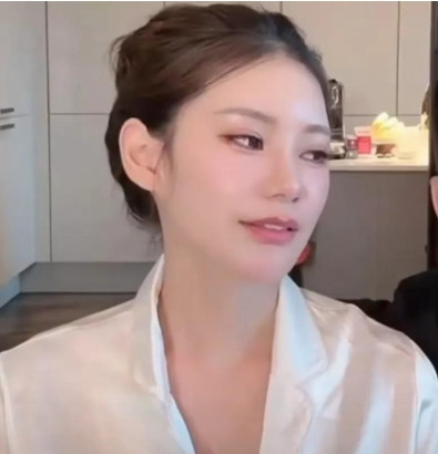 直播中，马筱梅吃饱想睡觉，索性躺下了，汪小菲着急: