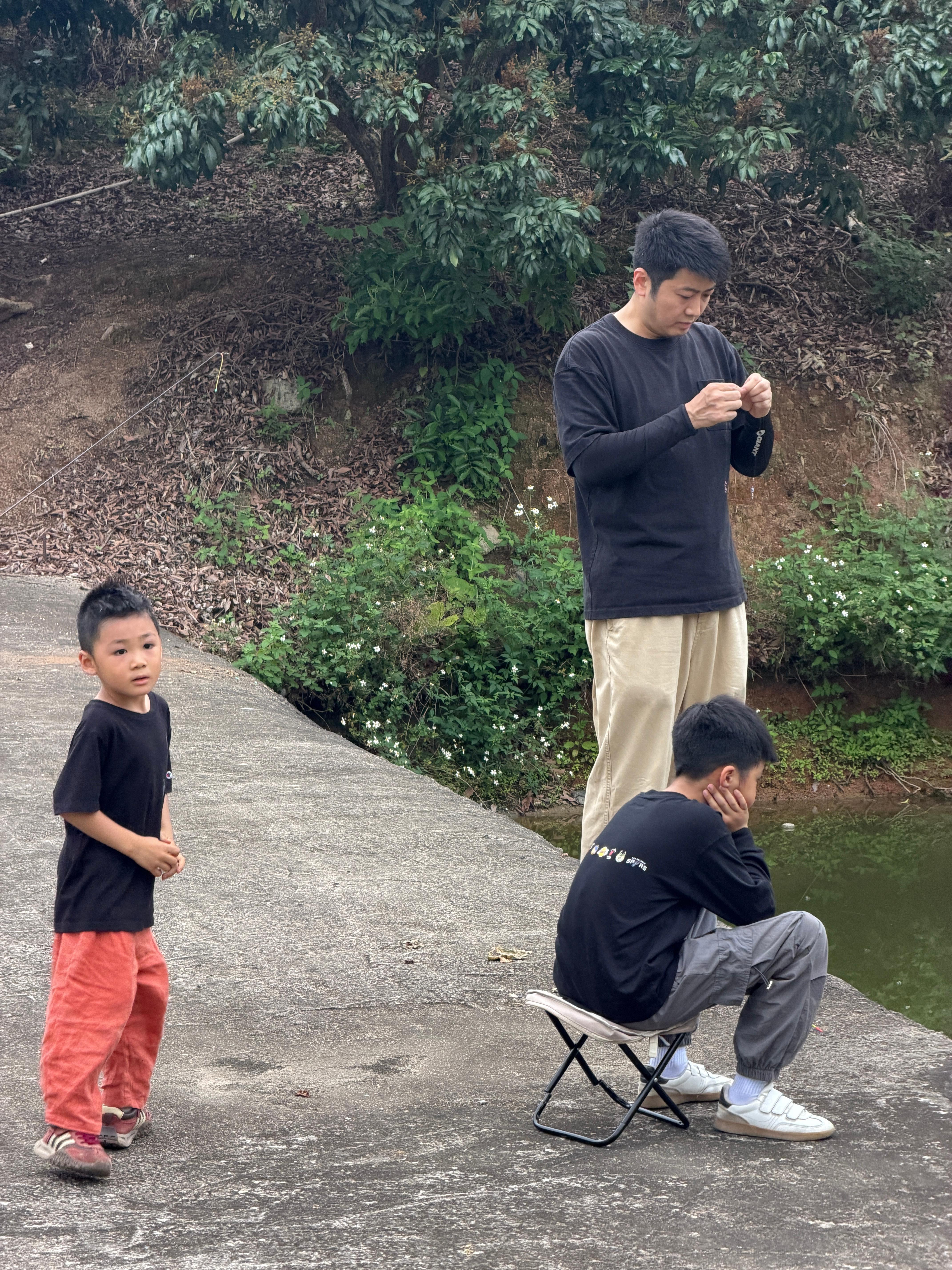 早上才想起是母亲节，带一堆娃来农庄摘果子、钓鱼🎣，礼物是喜提蚊子包