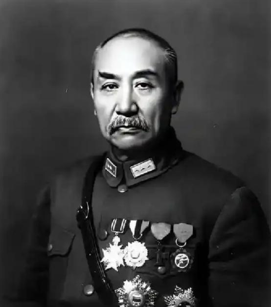 1914年，31岁的阎锡山，娶了14岁的小妾，结婚当晚，阎锡山对小妾说：“你躺下