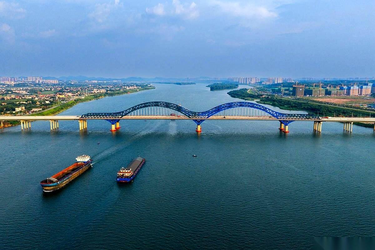 你说逗不逗？一座横跨湘江的特大桥，漂漂亮亮地杵在那儿，已经修好了。然后呢？然