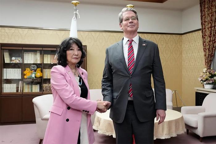 美国财政部长贝森特又可以扬眉吐气一把了，贝森特称，星期二，我将在东京与高市早苗首