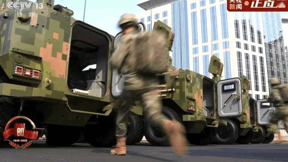 九三阅兵惊呆外国网友的三个封神瞬间。有人质疑画面是AI，因为真人不可能做到这样