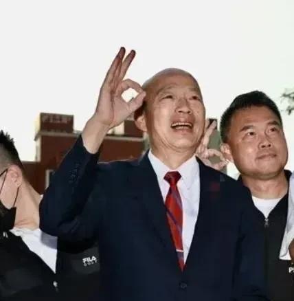 韩国瑜昨天可谓是行程满满，不但陪同国民党立委反罢免车扫拜票，而且还陪同民众党主席