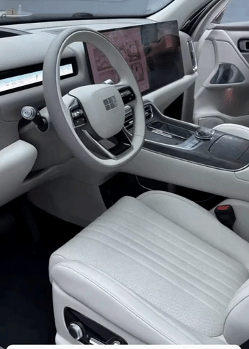 这到底是真的还是假的？吉利汽车真的生产了这样的车型吗？车标确实是吉利汽车的，但