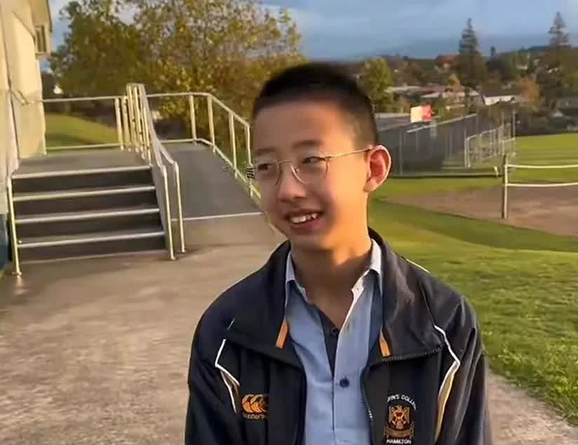 一个独闯新西兰的小男孩，他叫林瑞，不到10岁，可能是世界上最小的留学生吧。一人独