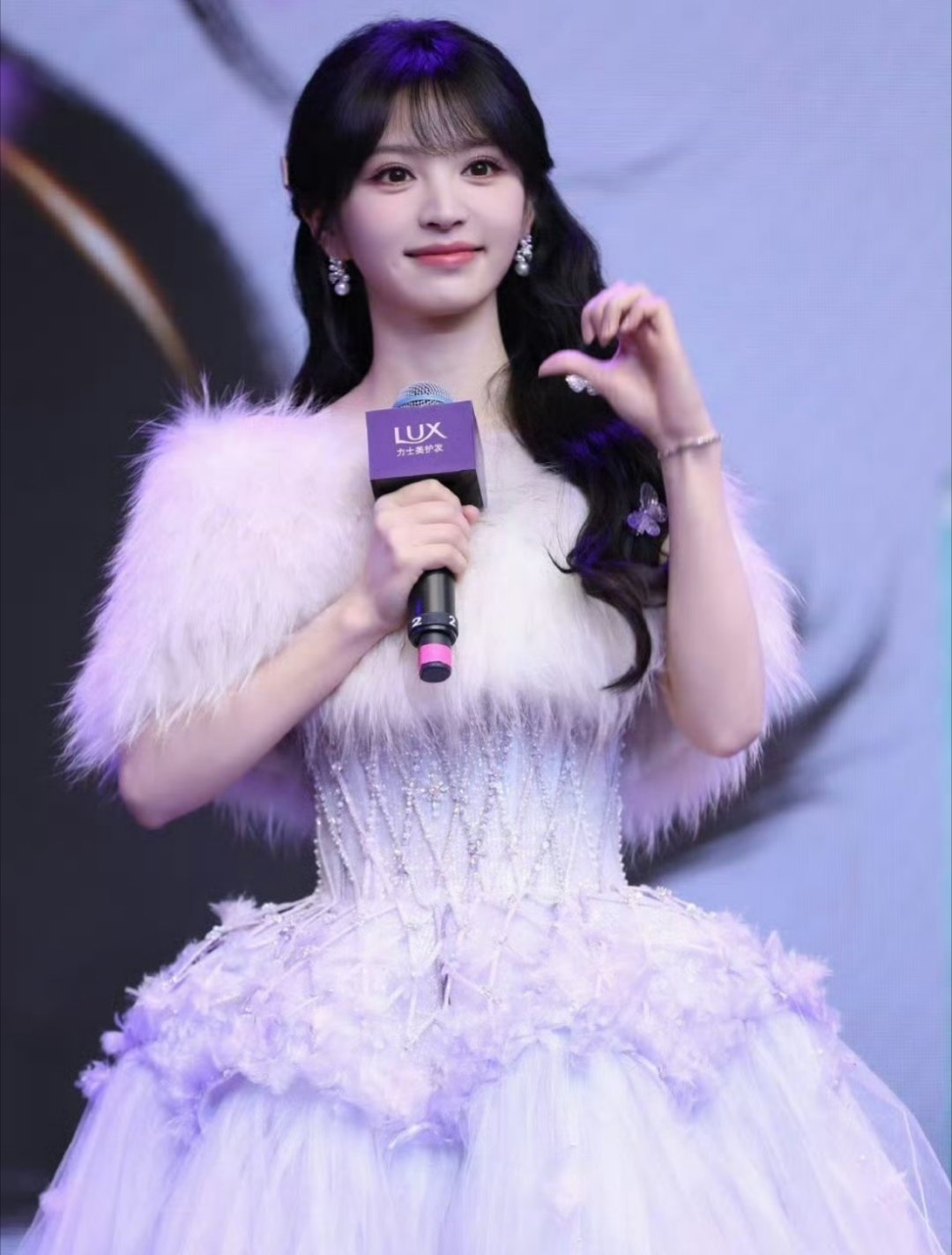 田曦薇从童话里走出来的公主笑起来眼睛弯弯的，清澈得像春天的风