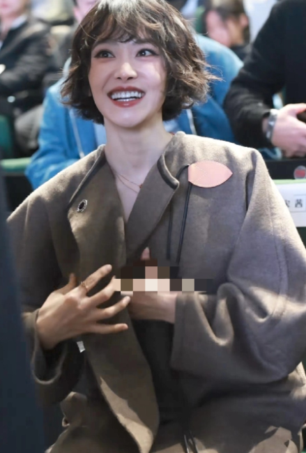 宋茜脸好小好精致，造型好百变，什么造型都可以驾驭，果然是我喜欢的女人