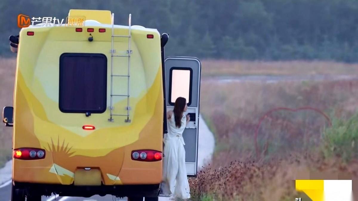 李施华和车崇健这段，看到她下车那一幕，我一点不意外。八年的感情，不忍心看他一个