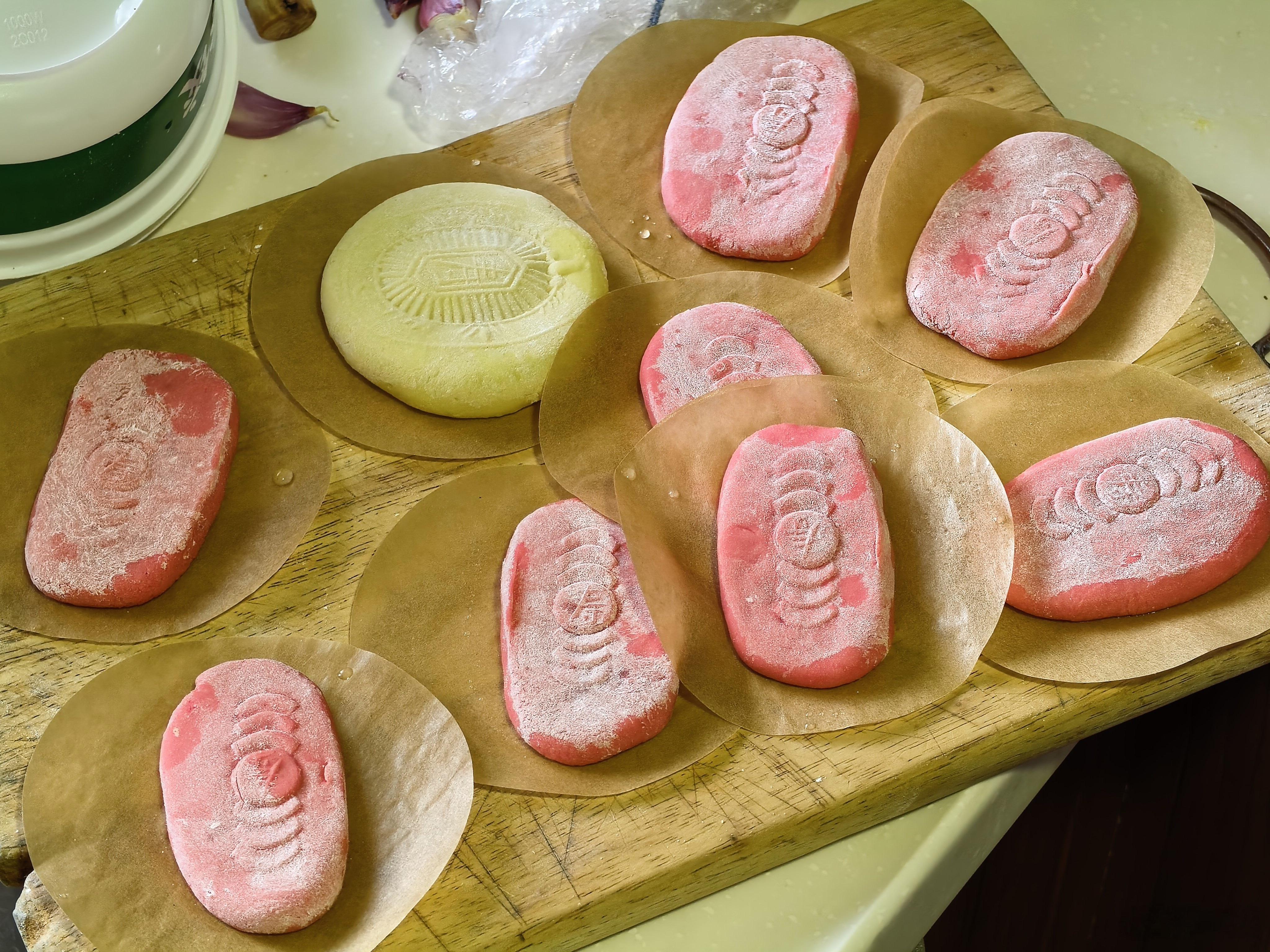 我妈去菜市场看到粿一个要卖好几块，嫌贵就自己买原料回来做，卖相居然还不错可以出去