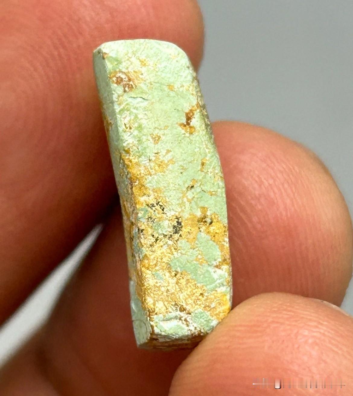 古玩行里的专业知识做旧‌：新品伪装古物，如“用酸碱腐蚀做旧铜器皮壳”。名