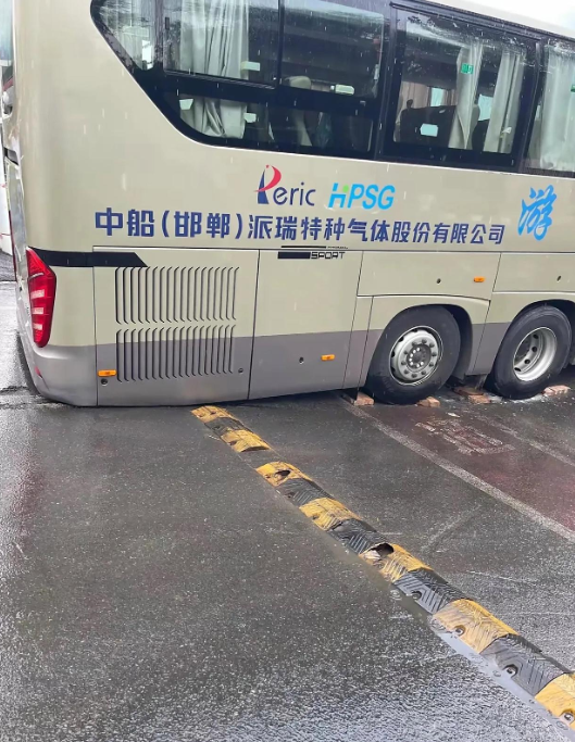 前进不了，后退不得，这个大巴车要怎么出来
