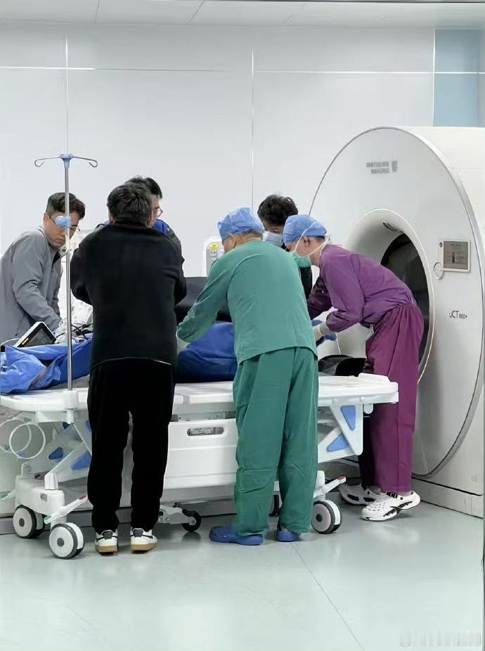 连续加班数月后，25岁小伙上吐下泻后离世，事发后公司火速给小伙办理离职，家属办理