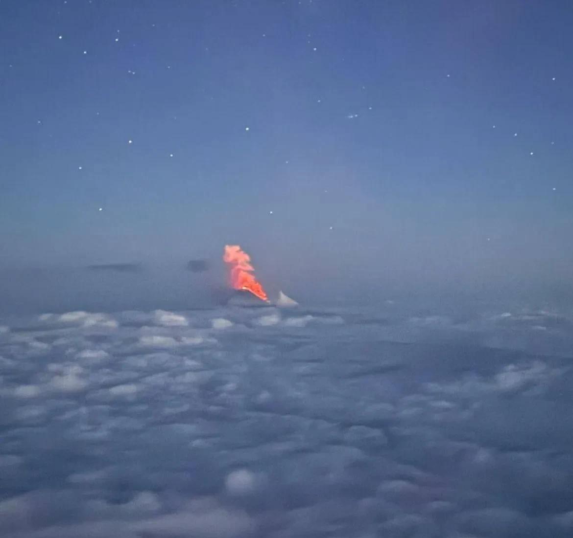 地球到底怎么了？今天在海底超级地震后，俄罗斯勘察加半岛的火山又跟着爆发。该地区