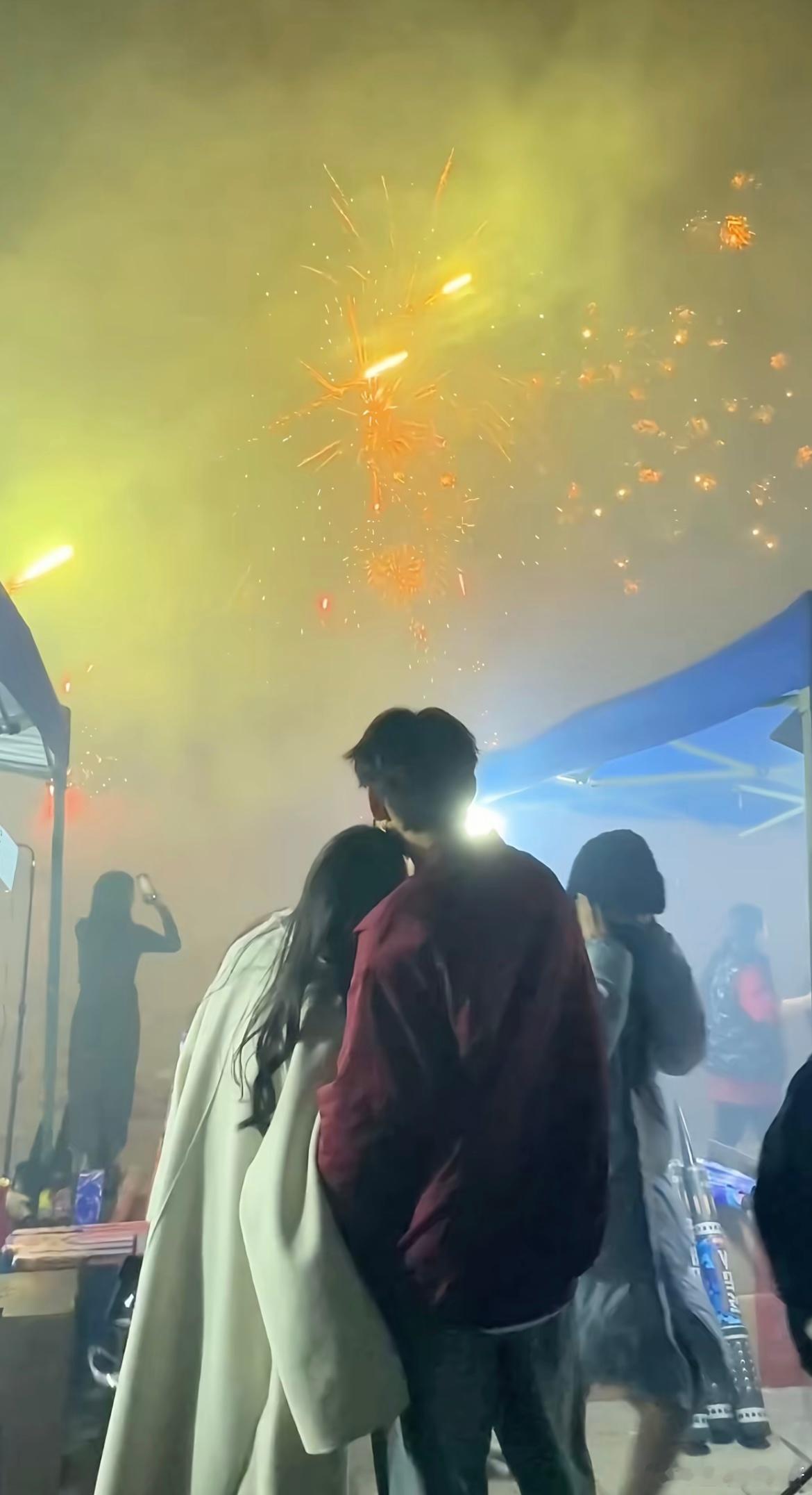 靠在我肩膀看烟花的女孩已经被我娶回家啦