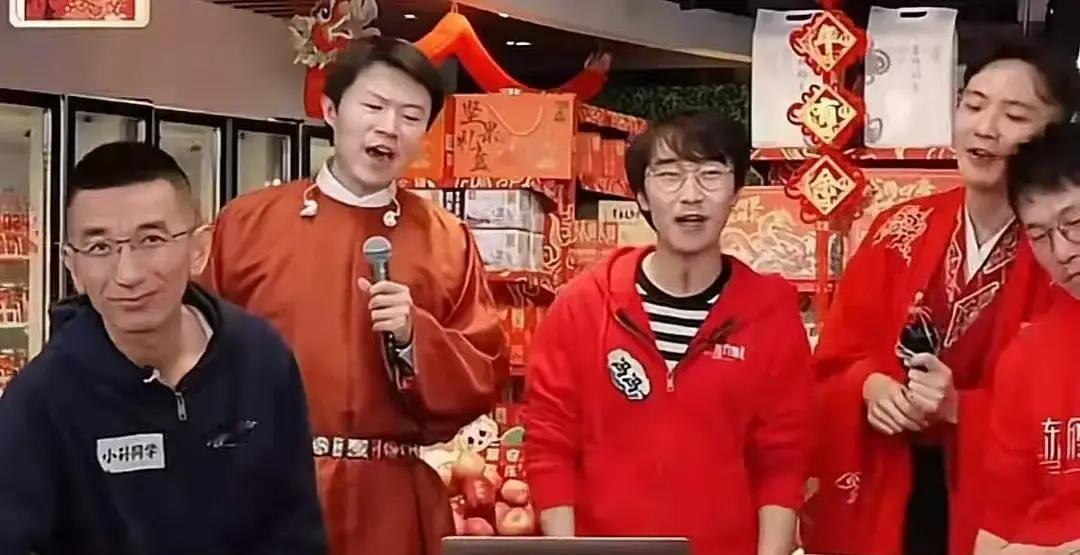 东方甄选年会C位红衣领唱，两年后直播称“没唱过”。视频一帧帧放，红衣、C位、歌