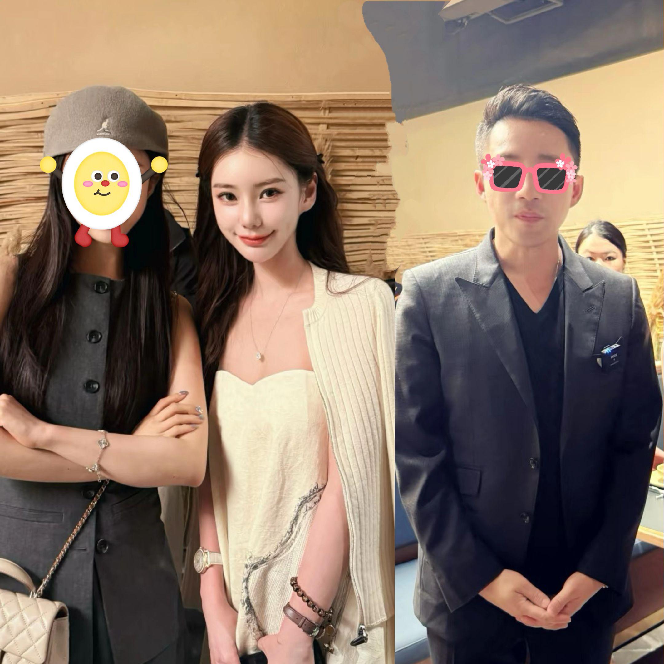 马筱梅两口子新店开业跟顾客合照。筱梅被夸脸很小，本人很漂亮，两口子这事...