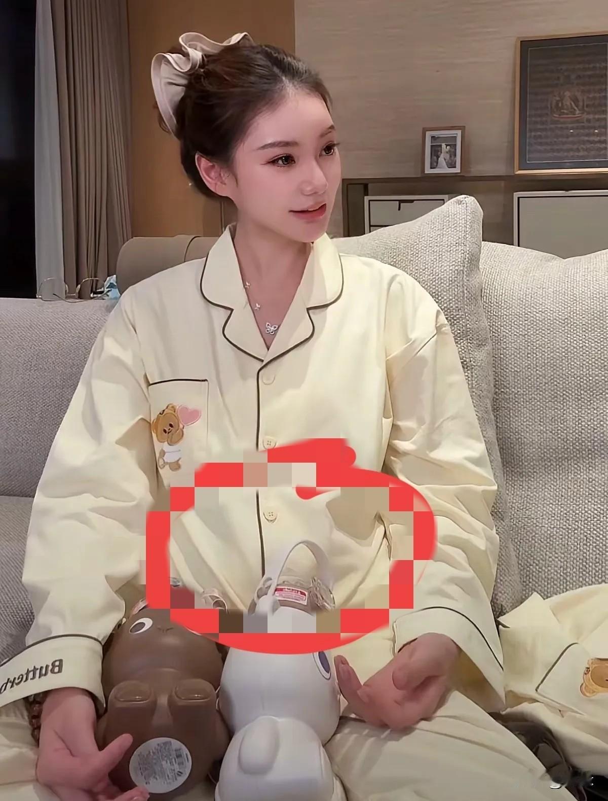 马筱梅好孕来了?昨晚，她穿睡衣出来直播了。她盘坐在沙发上，肚子已经很明显了，
