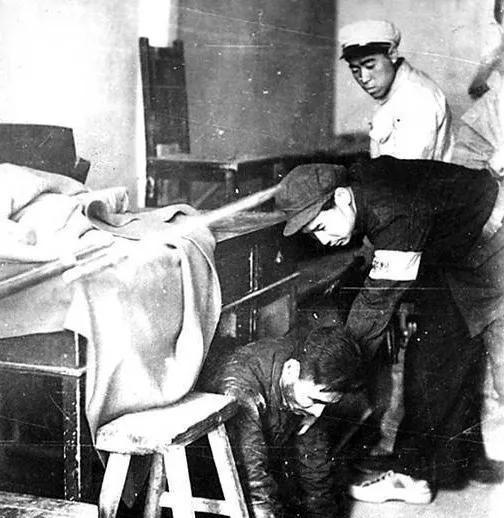 1949年，太原解放前夕，总指挥徐向前病倒了，无奈之下，彭老总被调任总指挥，两人