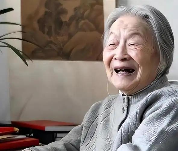 一位老者说：“人这一辈子，别太执着，得到是幸运，失去是常态，好好活着，比什么都强