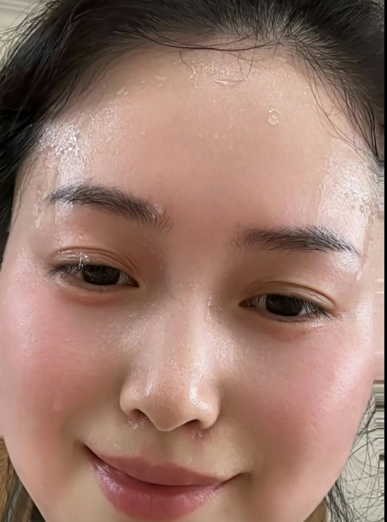 大家来猜猜，这位胖姐姐是会因为什么而出这么大的汗水？1、在健身房锻炼；2、在